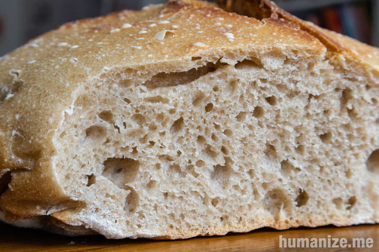 une belle mie de pain au levain naturel, légèrement ambrée, souple et aérée
